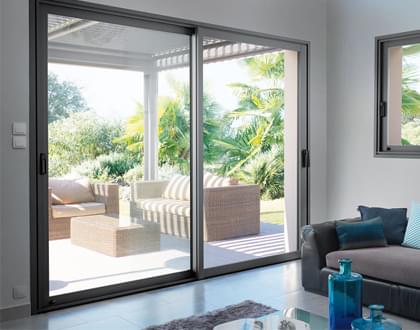 Partenaire Arcades et baies, pose de fenêtre alu, porte fenêtre alu, fenêtre alu triple vitrage, fenêtre alu avec volet roulant, fenêtre sur mesure